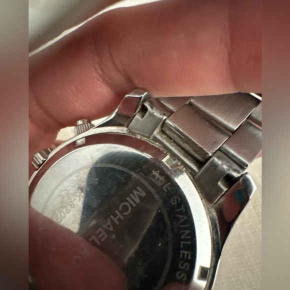 Michael Kors oversized Silver tone Watch - Picture 2 of 11